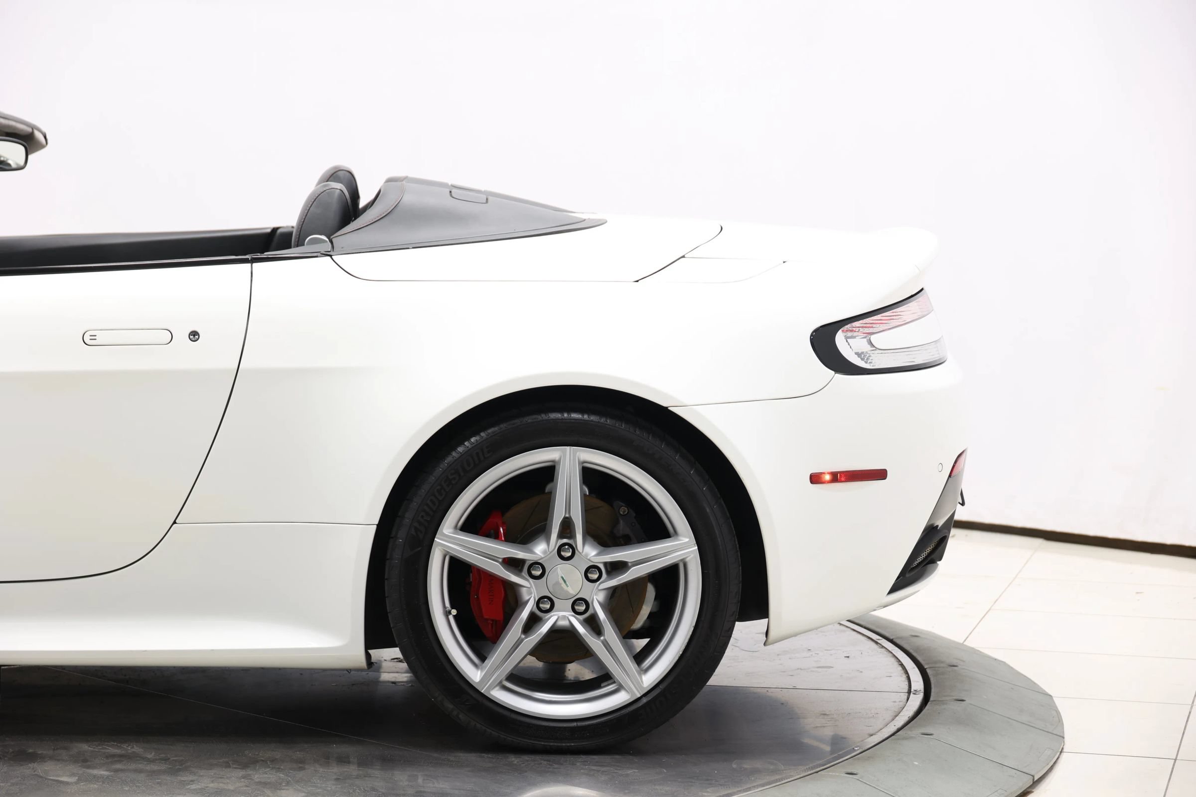 Used 2016 Aston Martin V8 Vantage GT RWD image 8