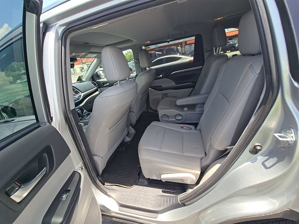 Used 2019 Toyota Highlander Limited AWD/4WD image 4