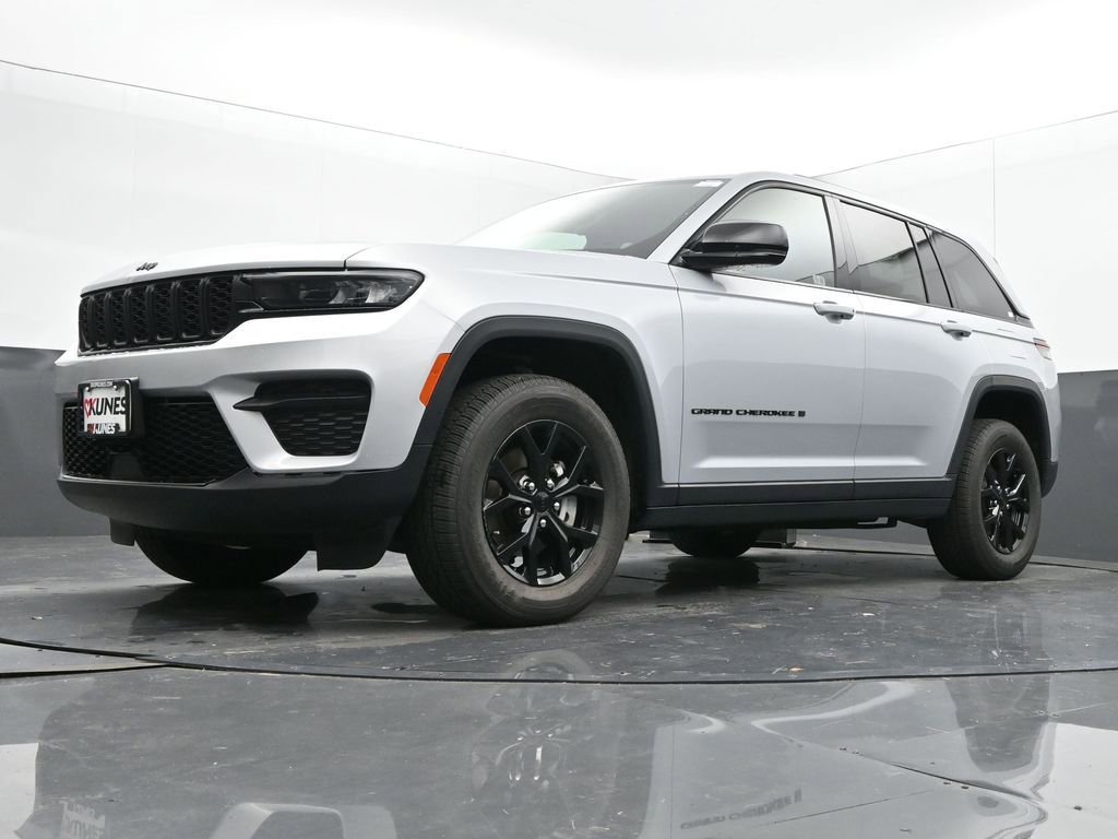 Used 2024 Jeep Grand Cherokee Altitude image 47