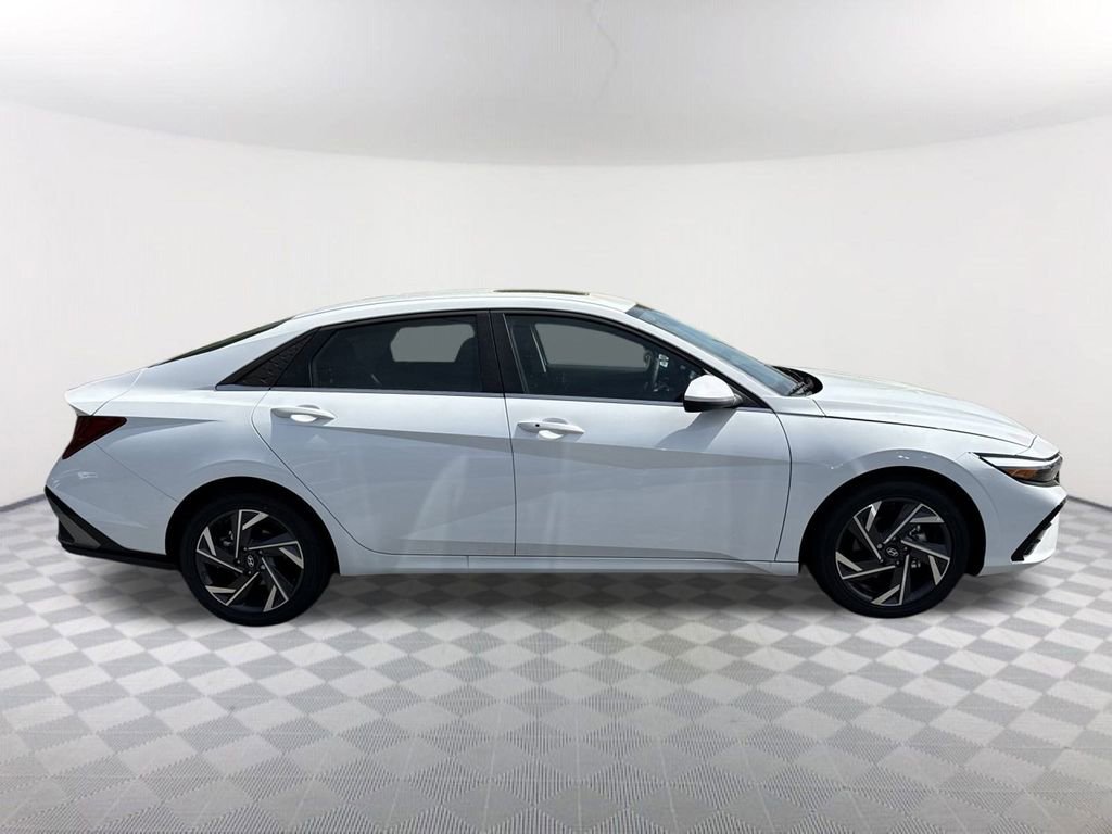 New 2025 Hyundai Elantra SEL FWD image 4