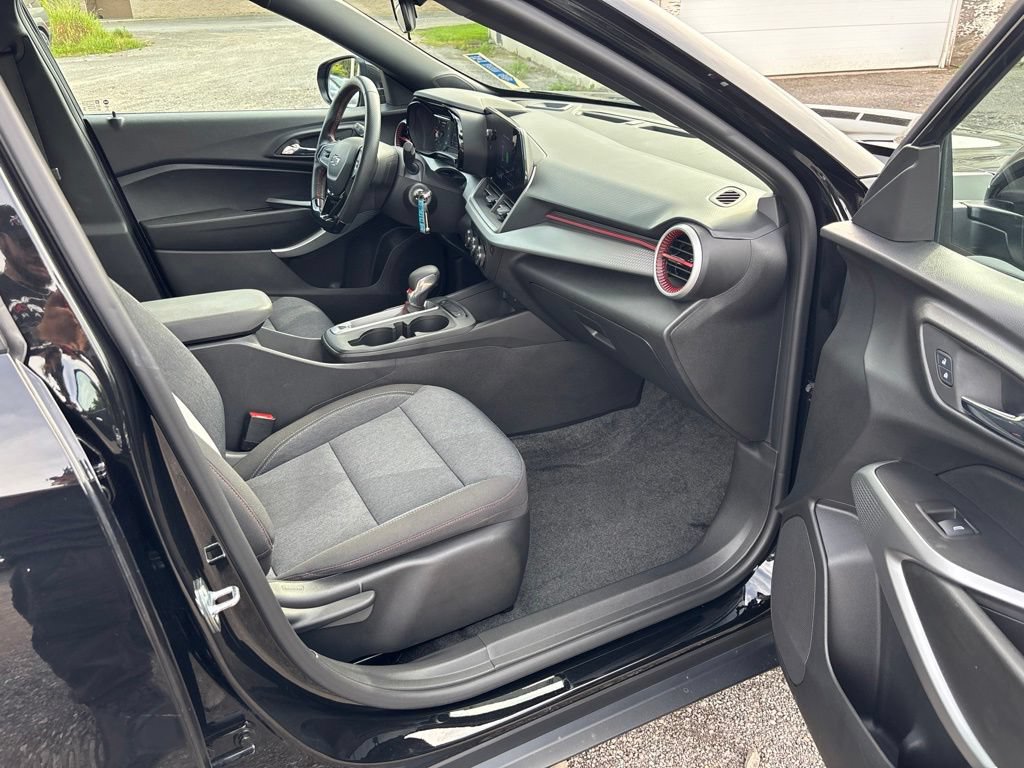 Used 2024 Chevrolet Trax RS w/ Sunroof Package FWD image 29