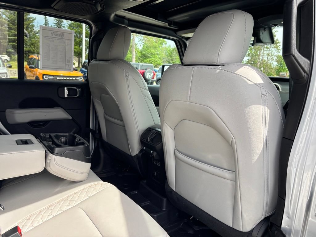 Used 2023 Jeep Wrangler Unlimited Sahara AWD/4WD image 15