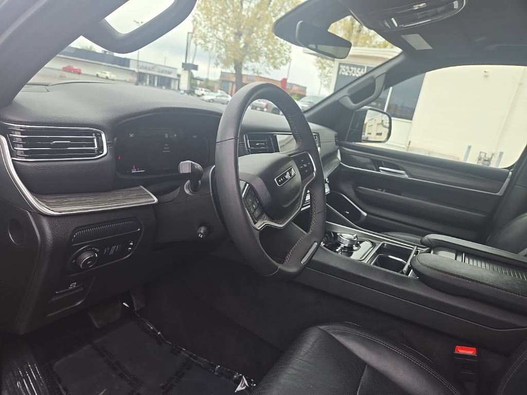 Used 2024 Jeep Wagoneer Series III AWD/4WD image 11