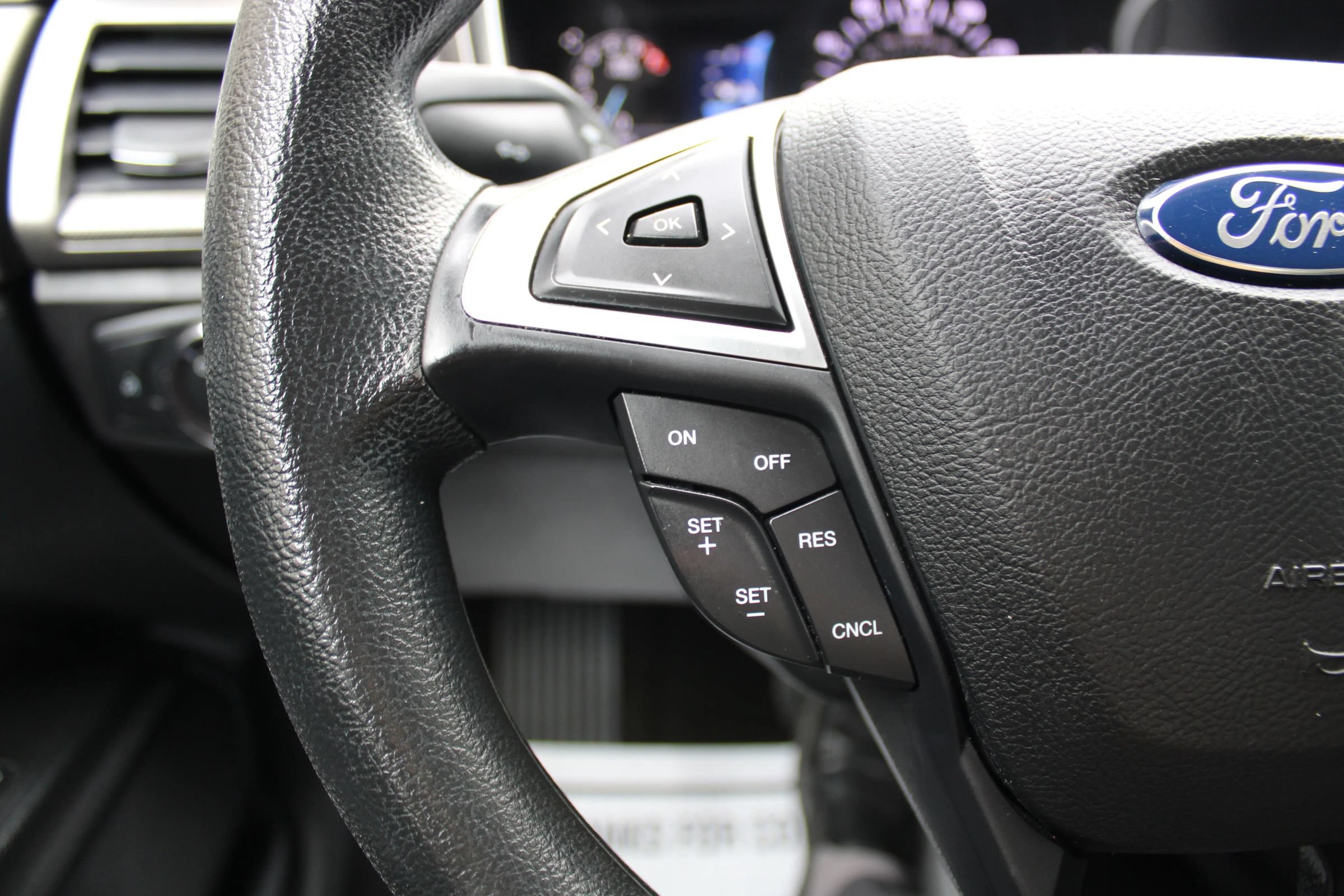 Used 2017 Ford Fusion SE w/ Fusion SE Technology Package FWD image 9