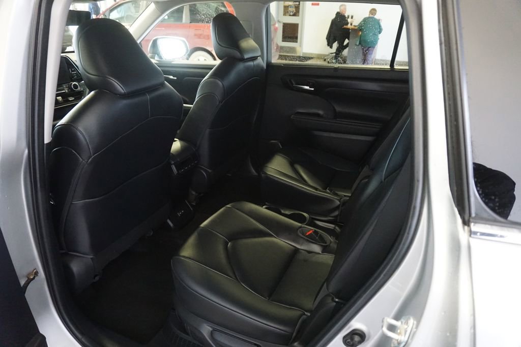 Used 2023 Toyota Highlander XLE AWD/4WD image 23