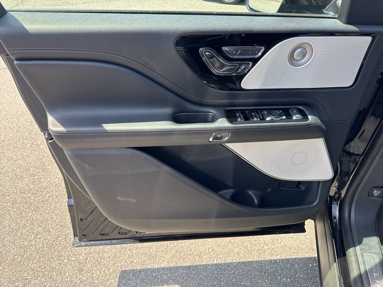 Used 2025 Lincoln Aviator Black Label w/ Jet Appearance Package AWD/4WD image 33