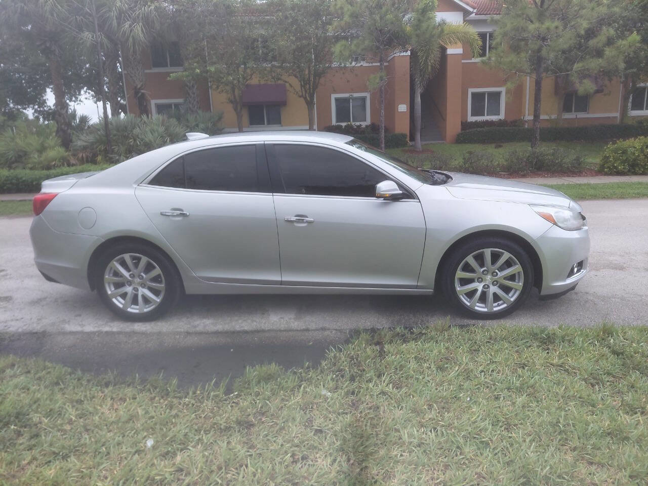 Used 2016 Chevrolet Malibu LTZ FWD image 3