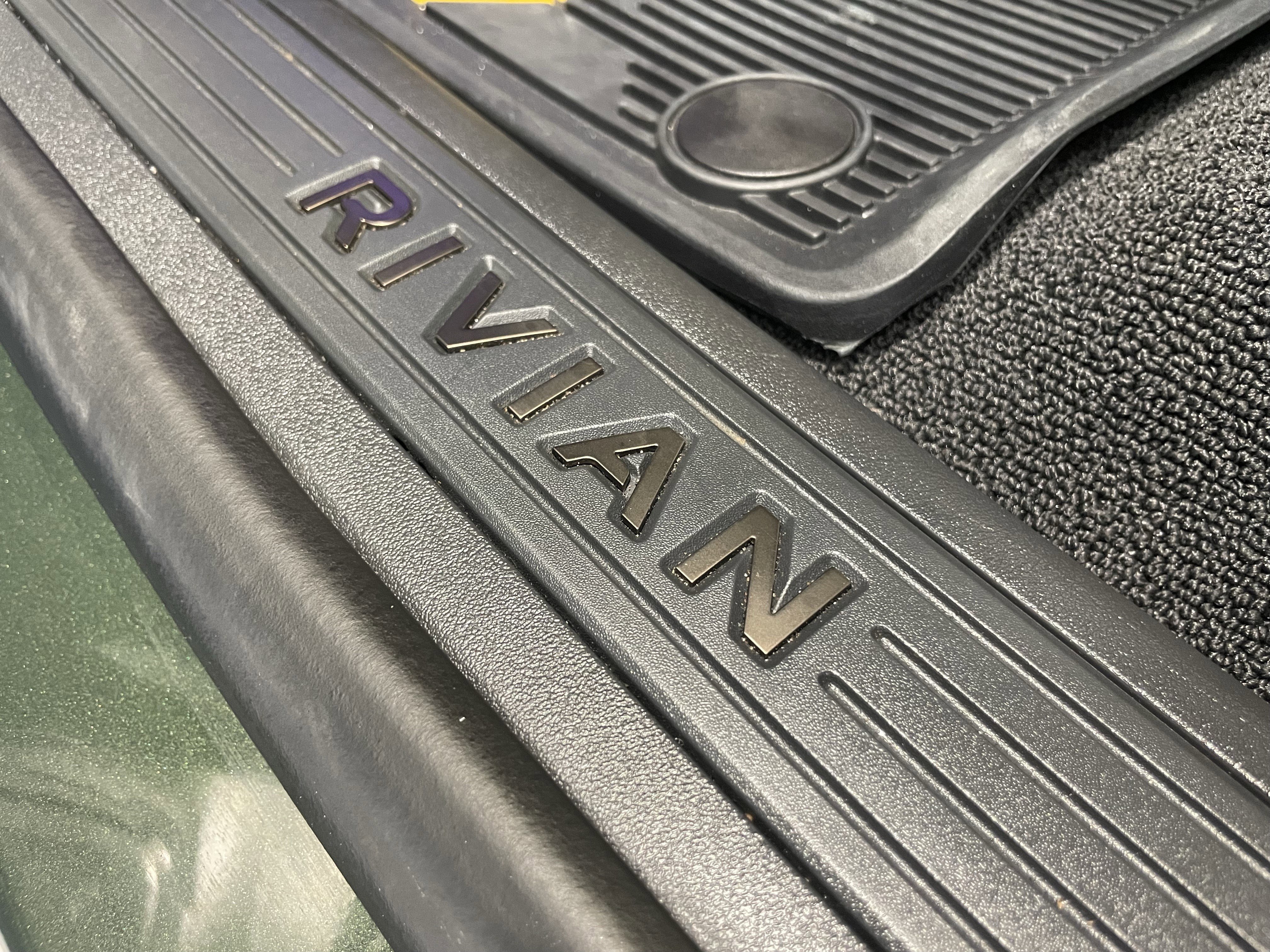 Used 2025 Rivian R1S Premium image 42