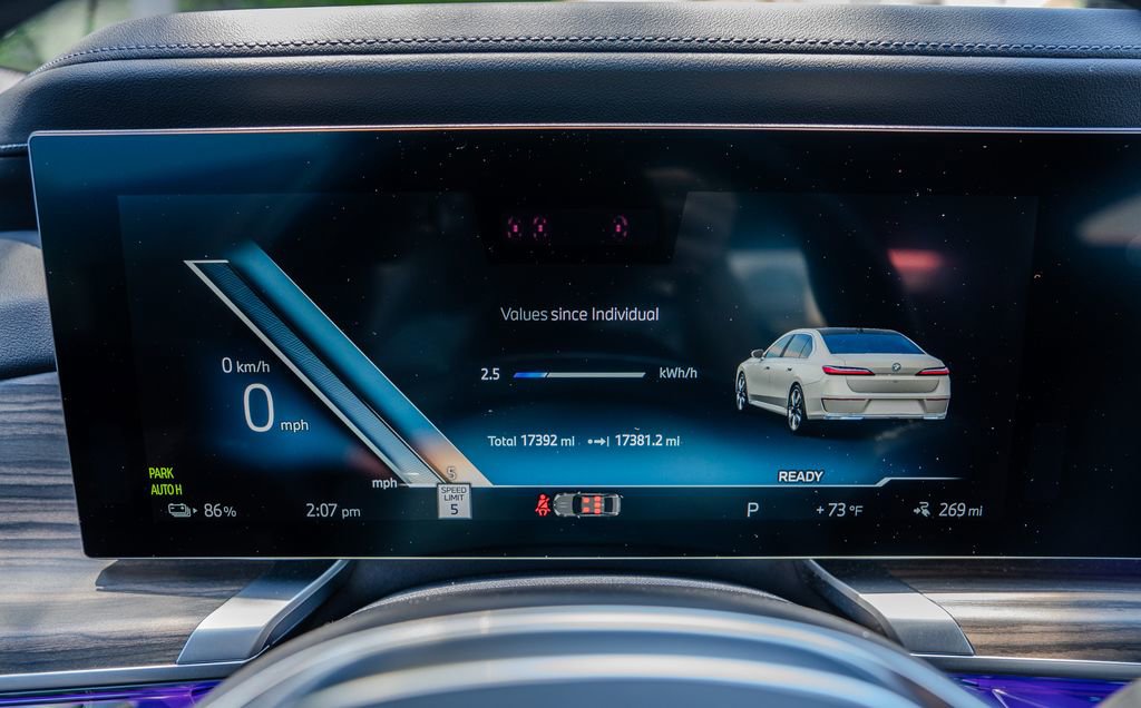 Used 2024 BMW i7 eDrive50 w/ Executive Package RWD image 9