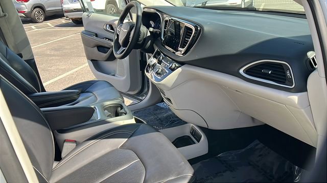 Used 2023 Chrysler Pacifica Touring-L FWD image 13