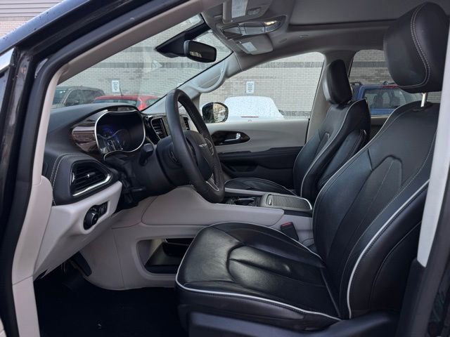 Used 2023 Chrysler Pacifica Limited image 17