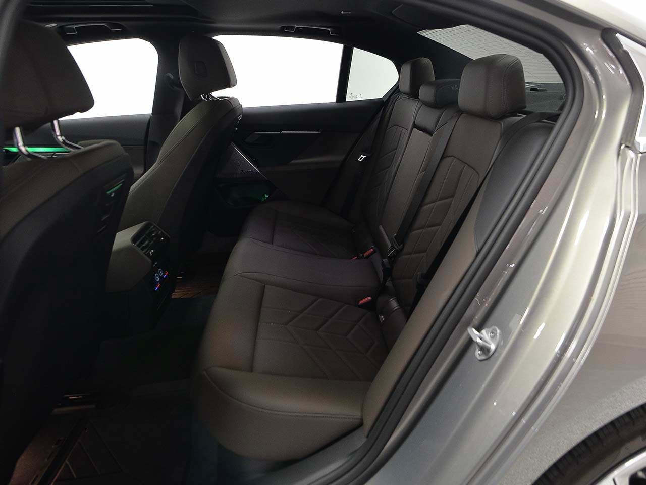Used 2026 BMW i5 eDrive40 w/ Premium Package RWD image 11