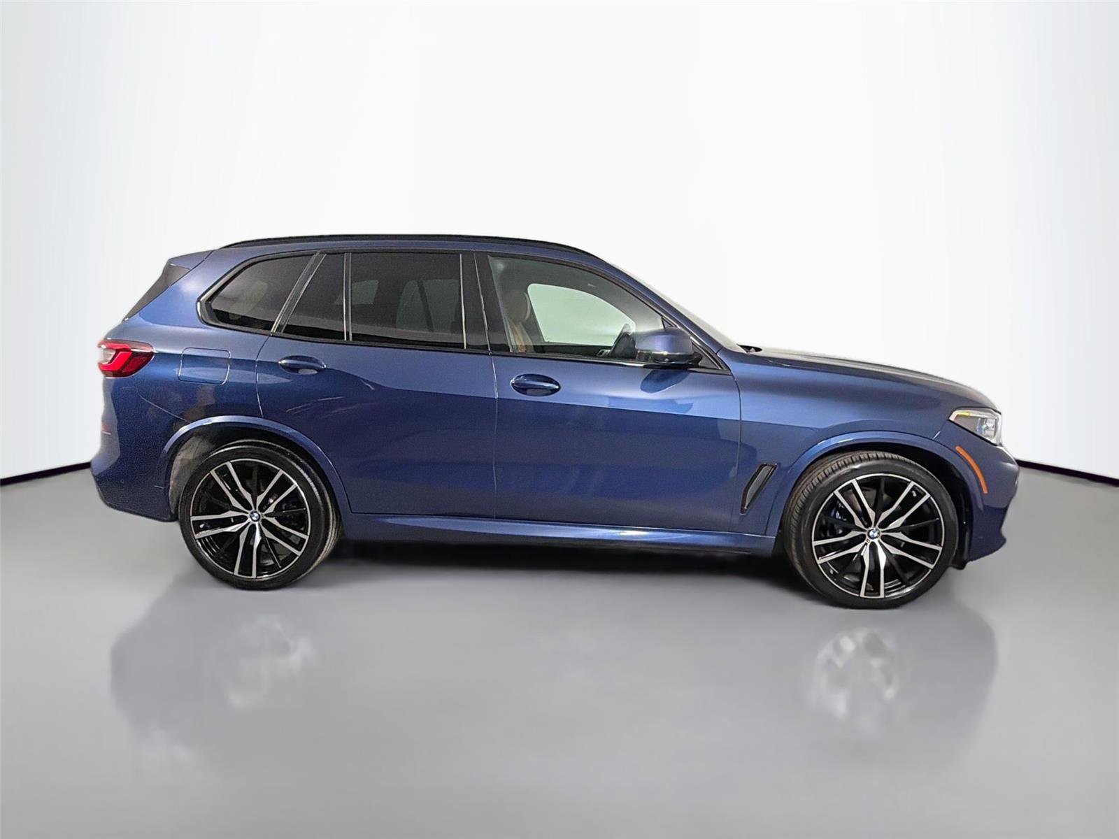 Used 2022 BMW X5 xDrive40i w/ M Sport Package AWD/4WD image 5