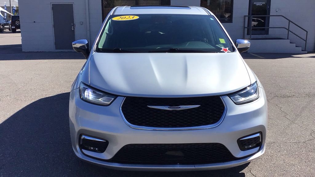 Used 2023 Chrysler Pacifica Limited image 2