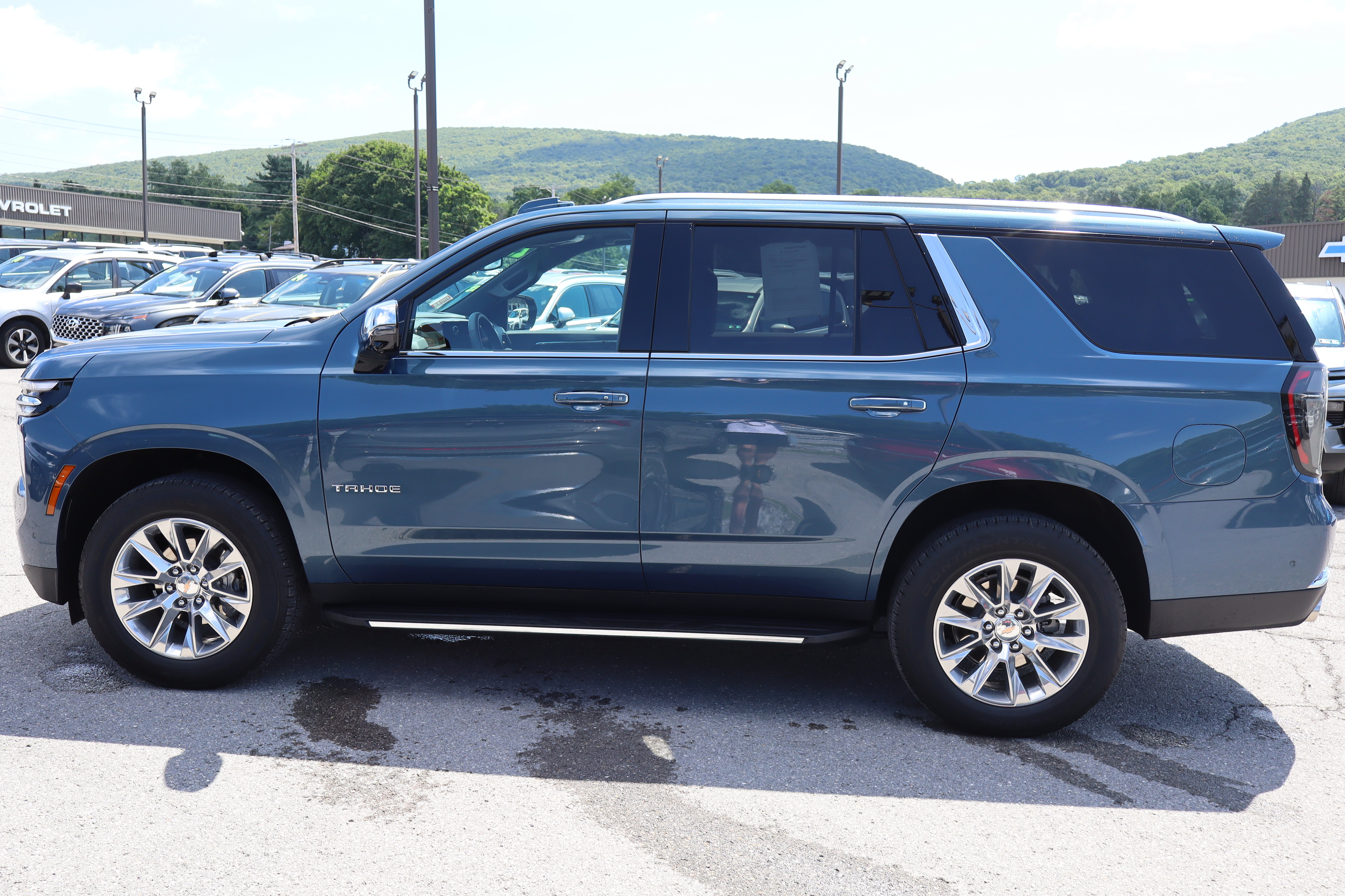 Used 2025 Chevrolet Tahoe Premier w/ LPO, Illumination Package AWD/4WD image 7