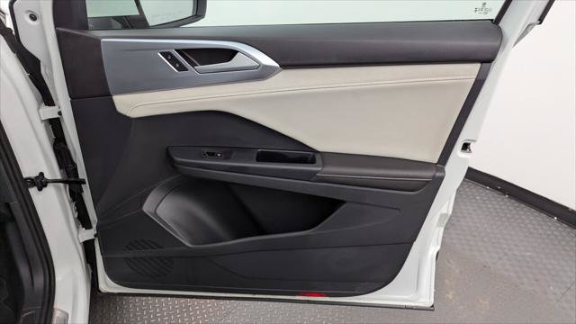 Used 2025 Volkswagen Taos SE w/ Panoramic Sunroof Package FWD image 22