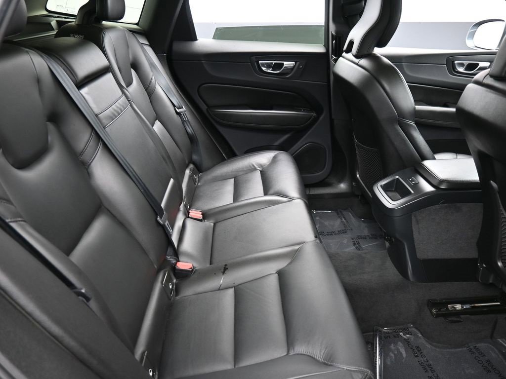 Used 2019 Volvo XC60 T6 Momentum w/ Multimedia Package image 19