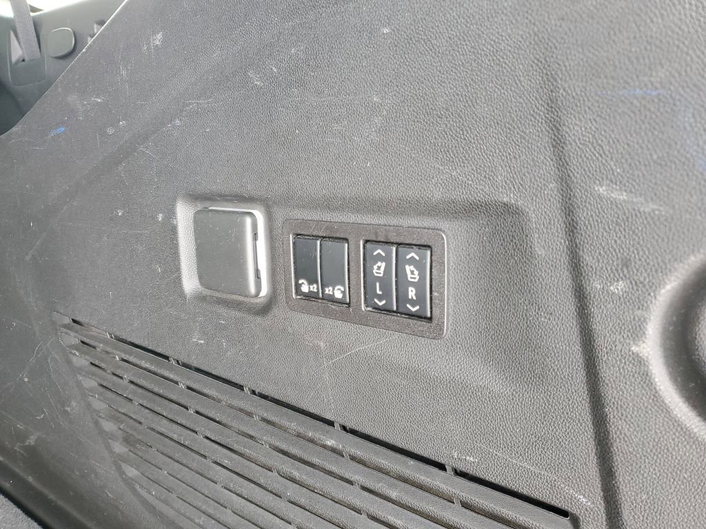 Used 2023 Chevrolet Suburban High Country image 36