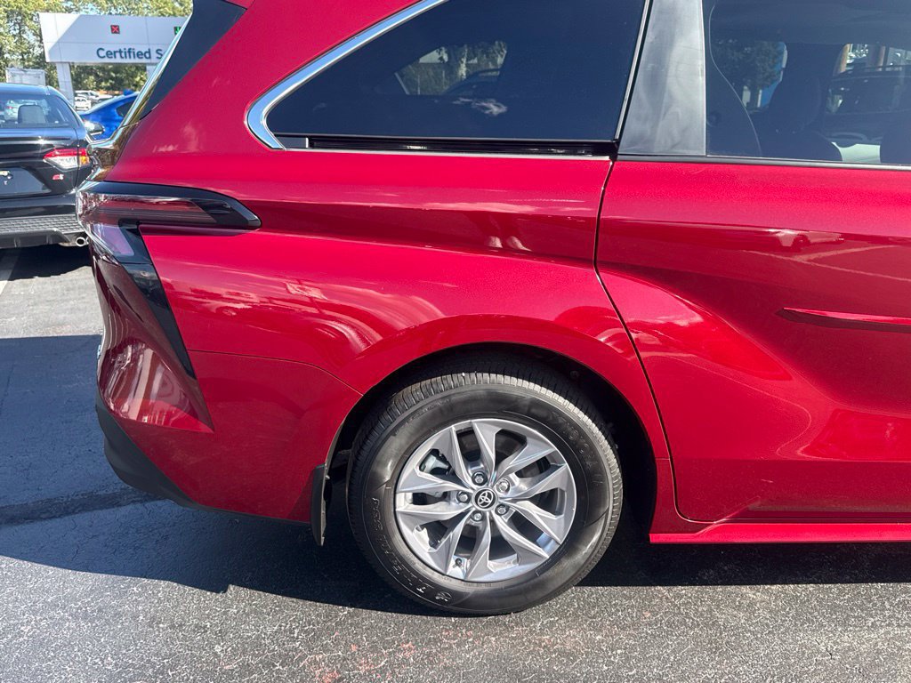 Certified 2026 Toyota Sienna XLE FWD image 8