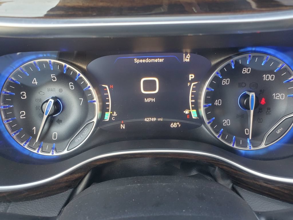 Used 2022 Chrysler Pacifica Limited AWD/4WD image 9