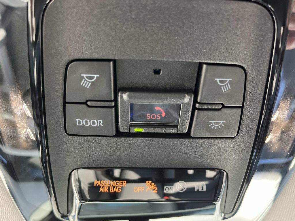 Used 2024 Toyota Venza XLE image 17