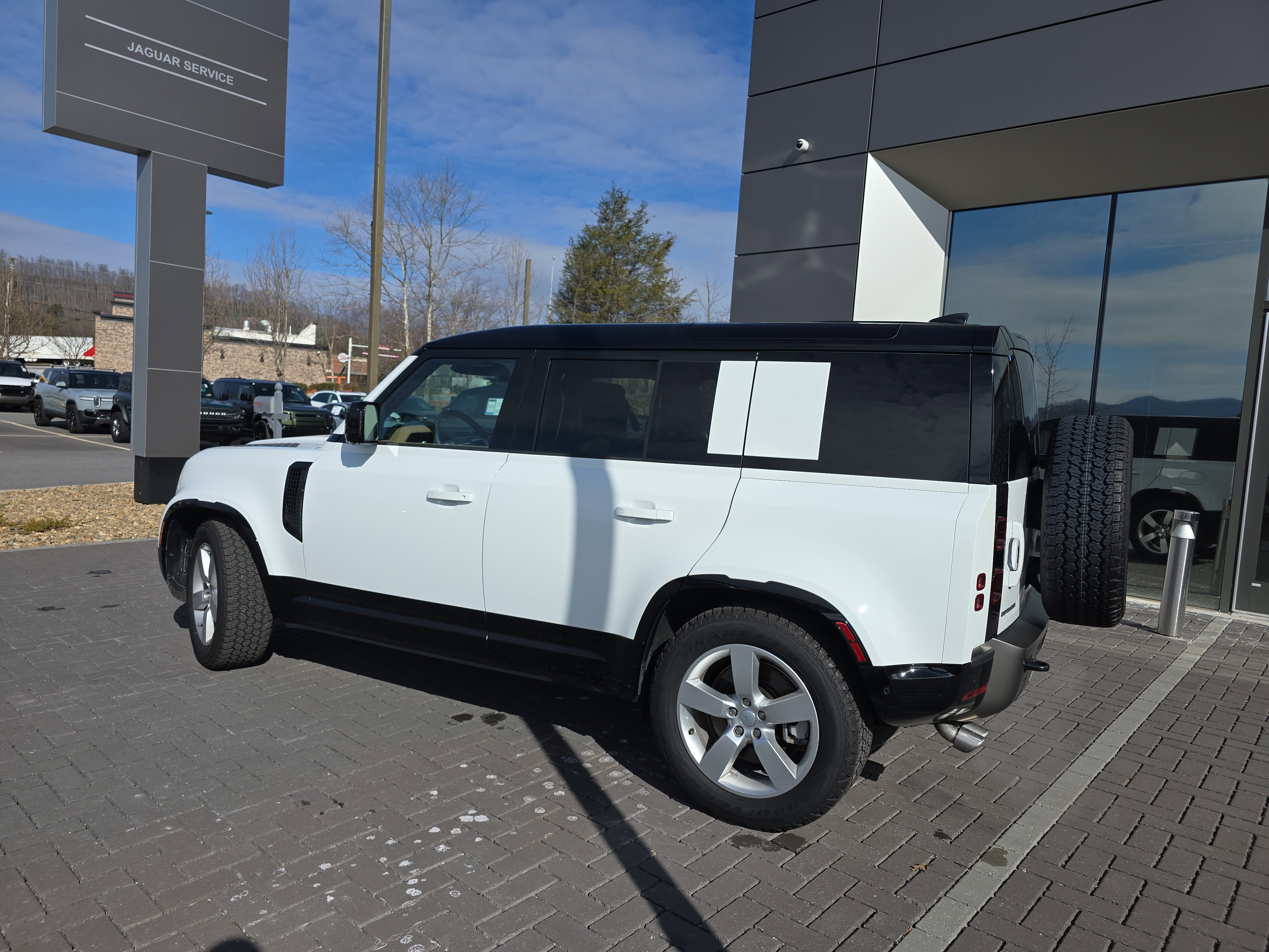 Certified 2025 Land Rover Defender 110 X-Dynamic SE AWD/4WD image 8