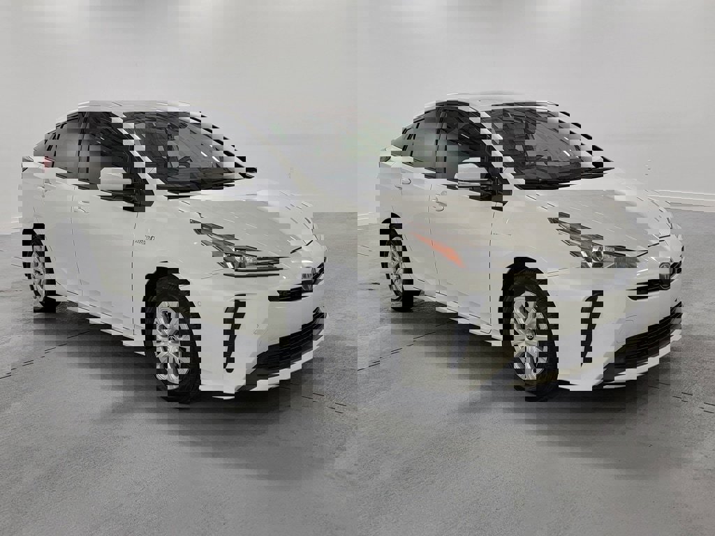 Used 2020 Toyota Prius LE image 2