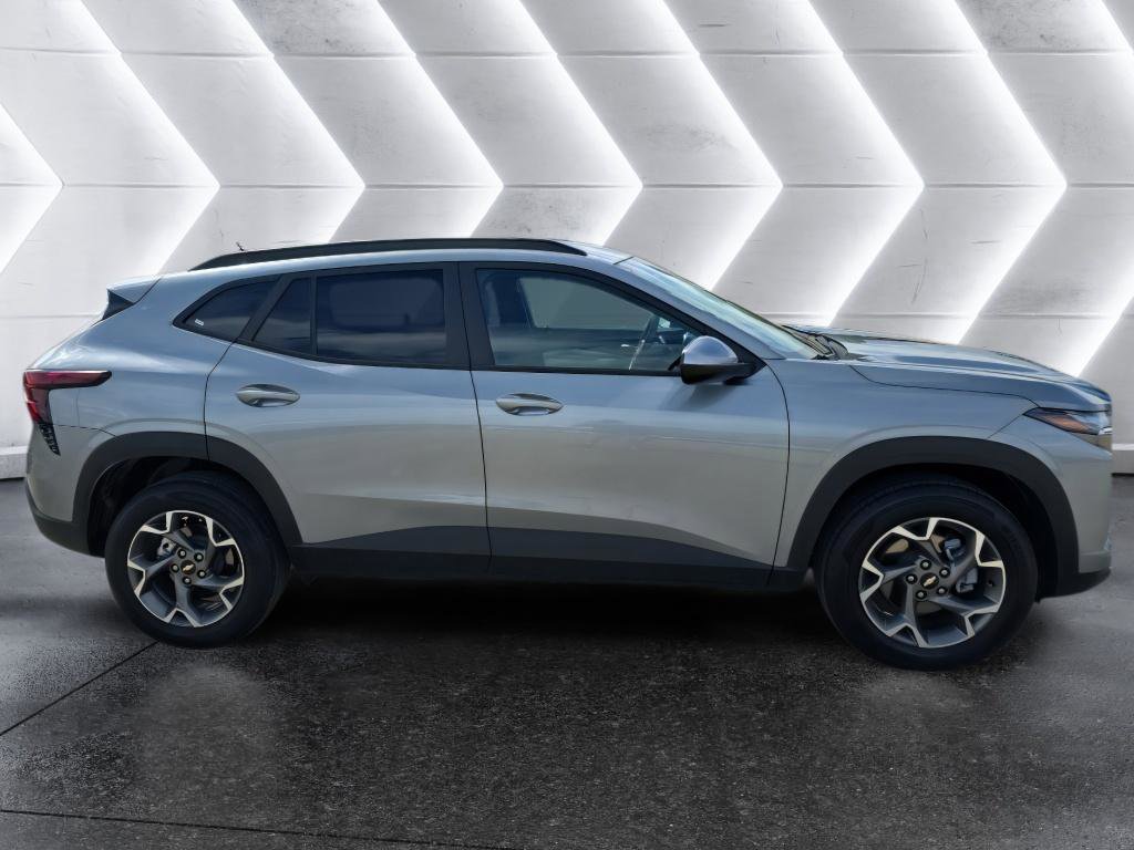 Used 2025 Chevrolet Trax LT image 4