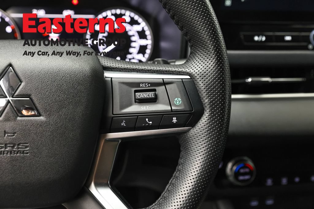 Used 2025 Mitsubishi Outlander SE AWD/4WD image 16