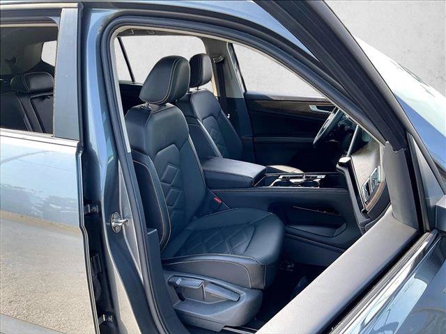 Used 2024 Volkswagen Atlas SE w/ Panoramic Sunroof Package FWD image 9