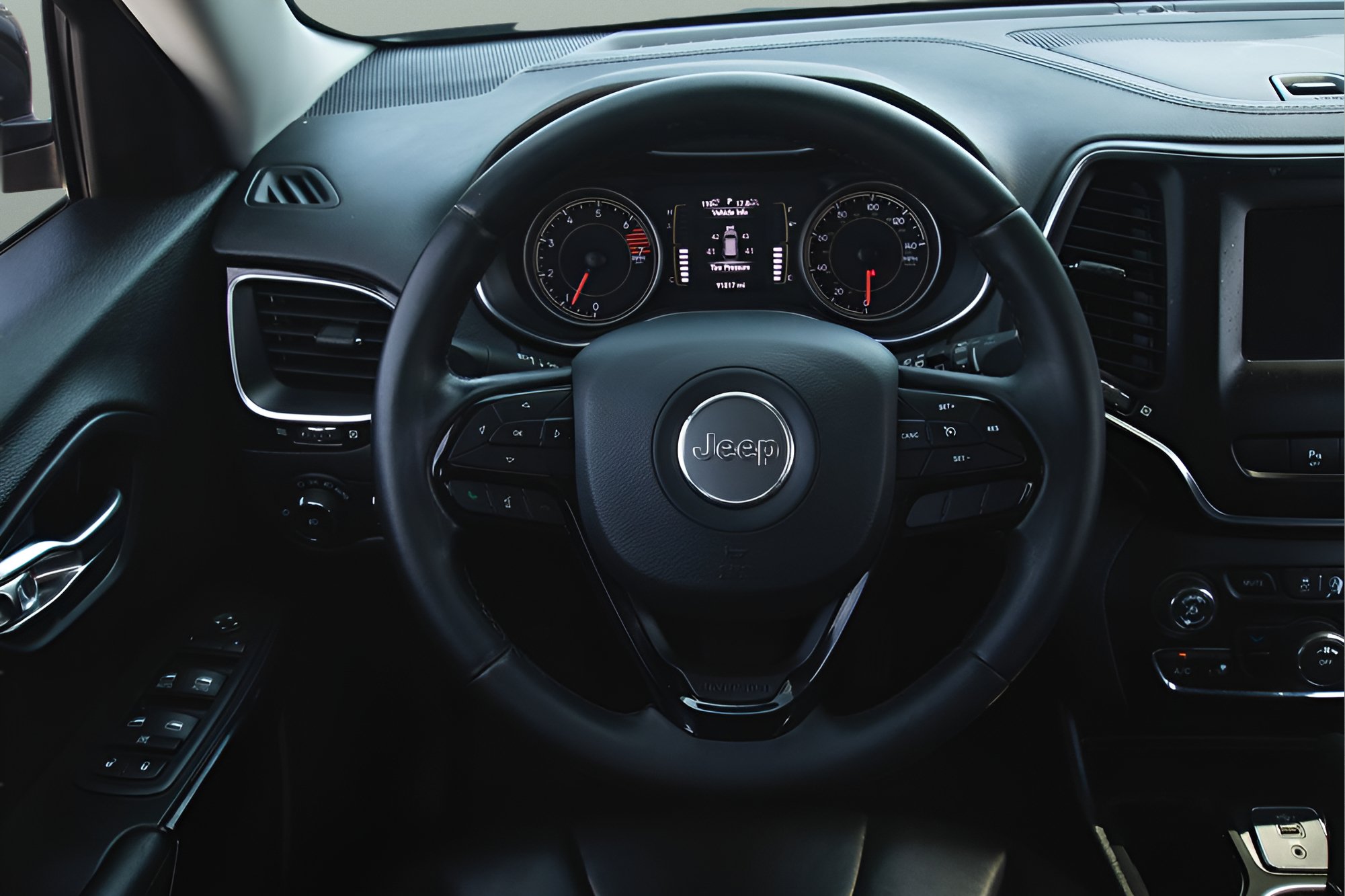 Used 2019 Jeep Cherokee Latitude Plus FWD image 16