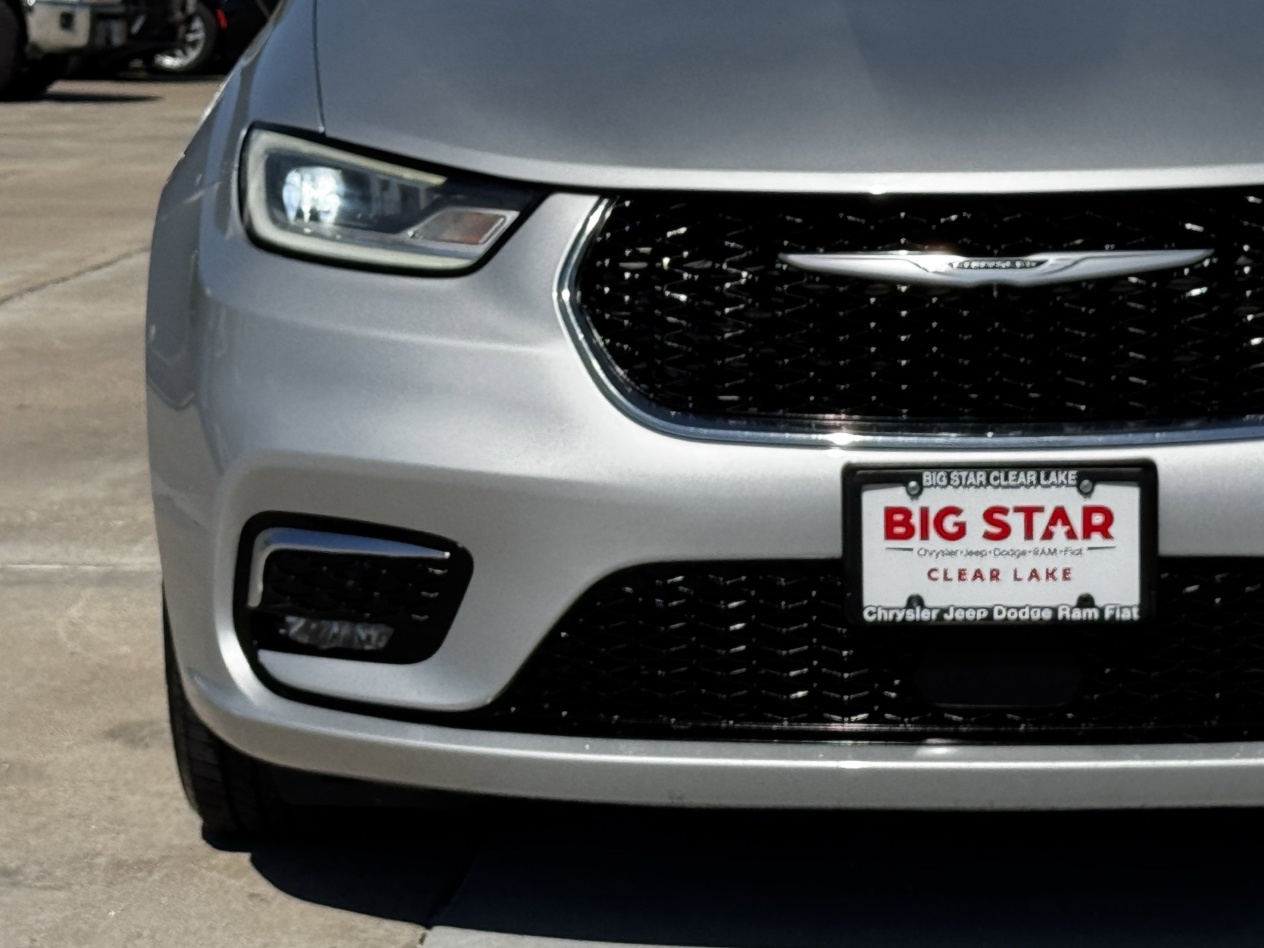 Used 2023 Chrysler Pacifica Limited image 6