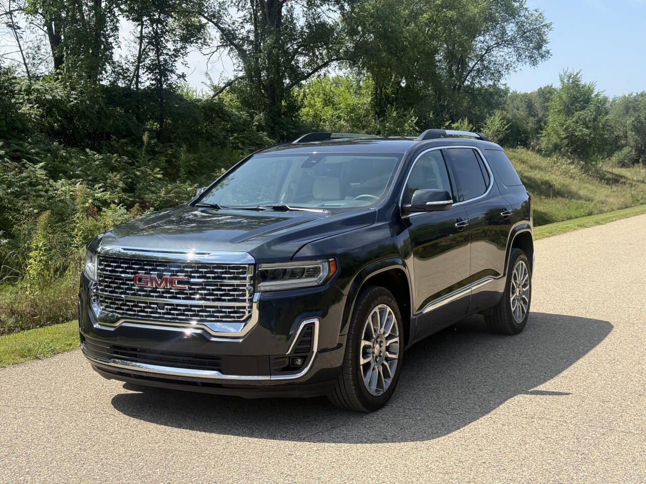 Used 2023 GMC Acadia Denali w/ Denali Technology Package AWD/4WD image 2