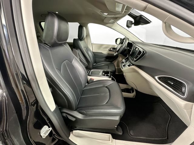 Used 2024 Chrysler Pacifica Touring-L image 29