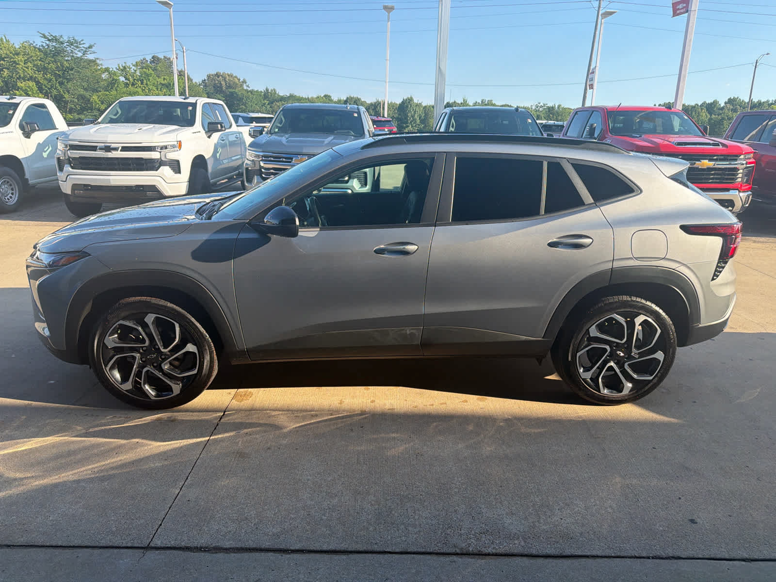 Used 2025 Chevrolet Trax RS w/ Sunroof Package FWD image 2