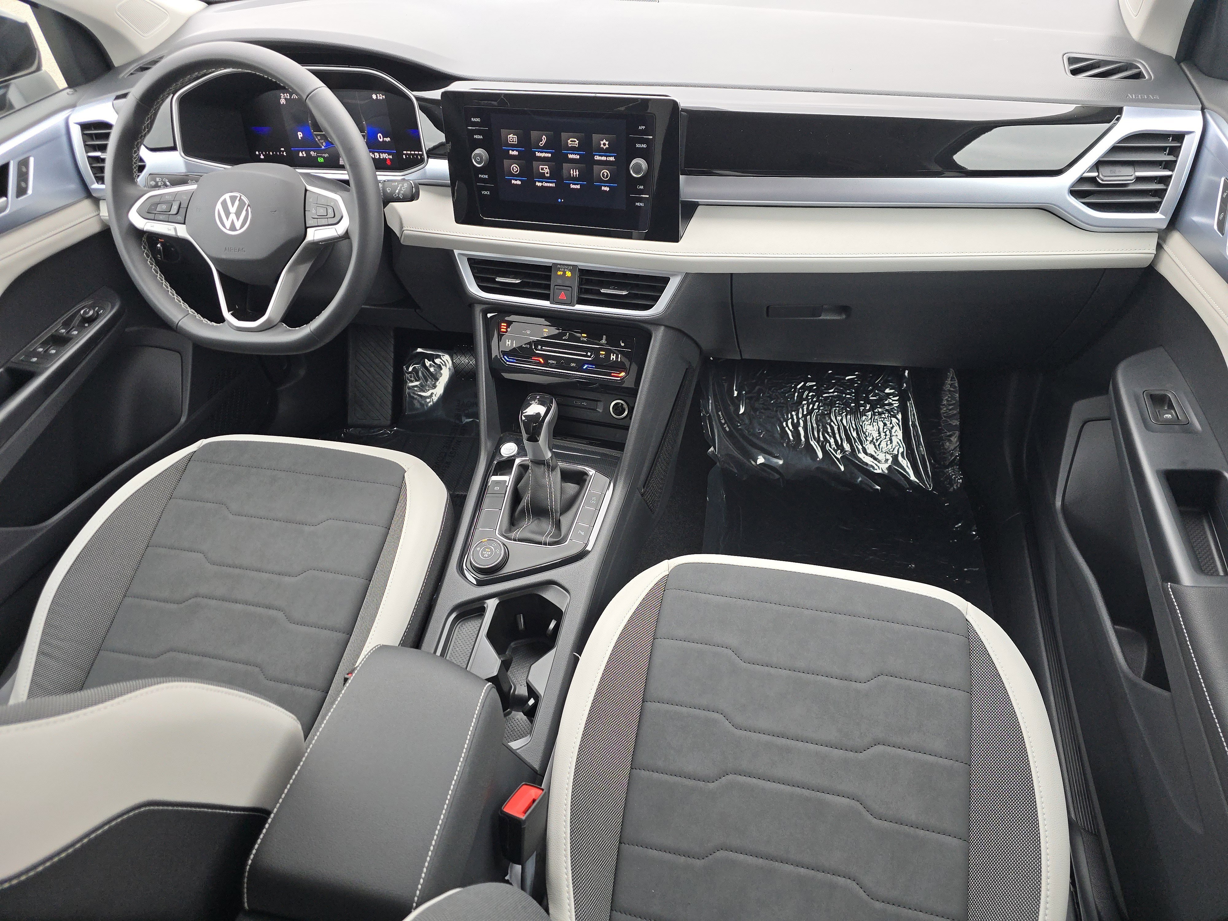 New 2026 Volkswagen Taos SE image 17