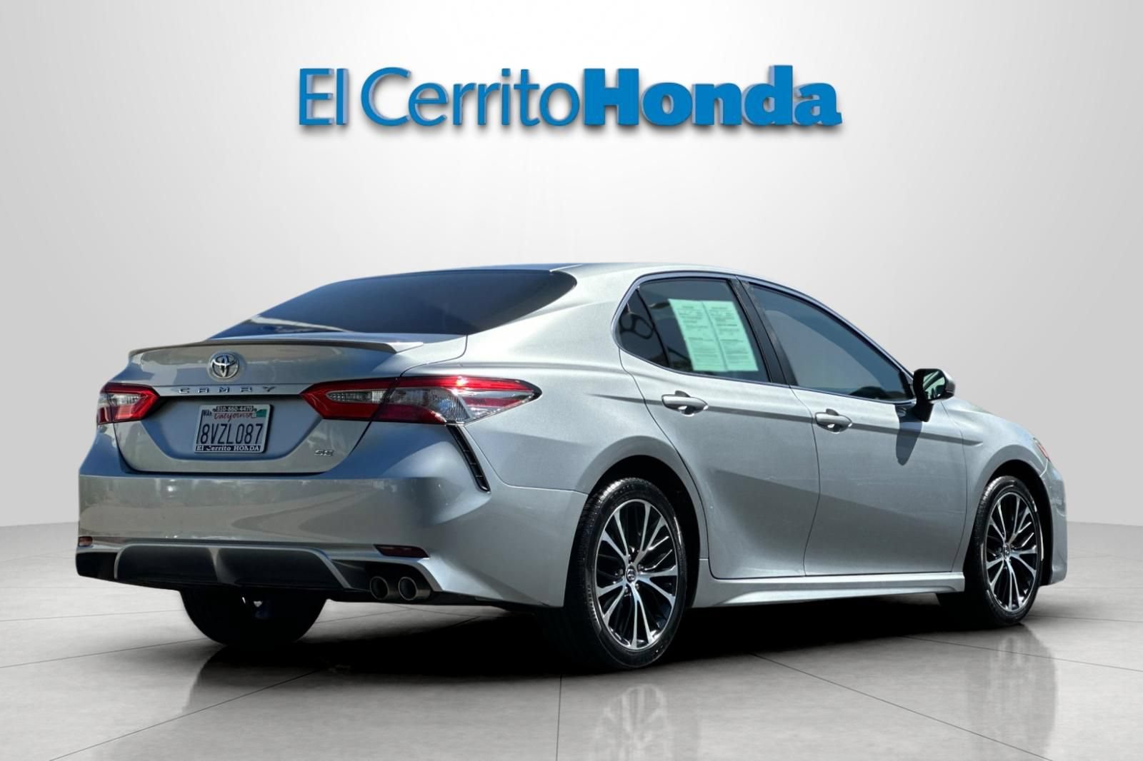 Used 2018 Toyota Camry SE FWD image 3
