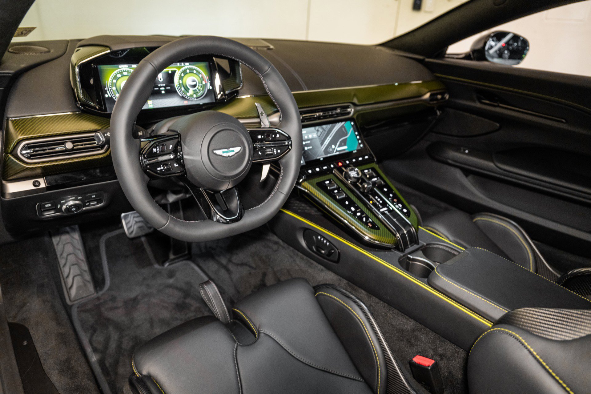 Used 2025 Aston Martin V8 Vantage Coupe image 3