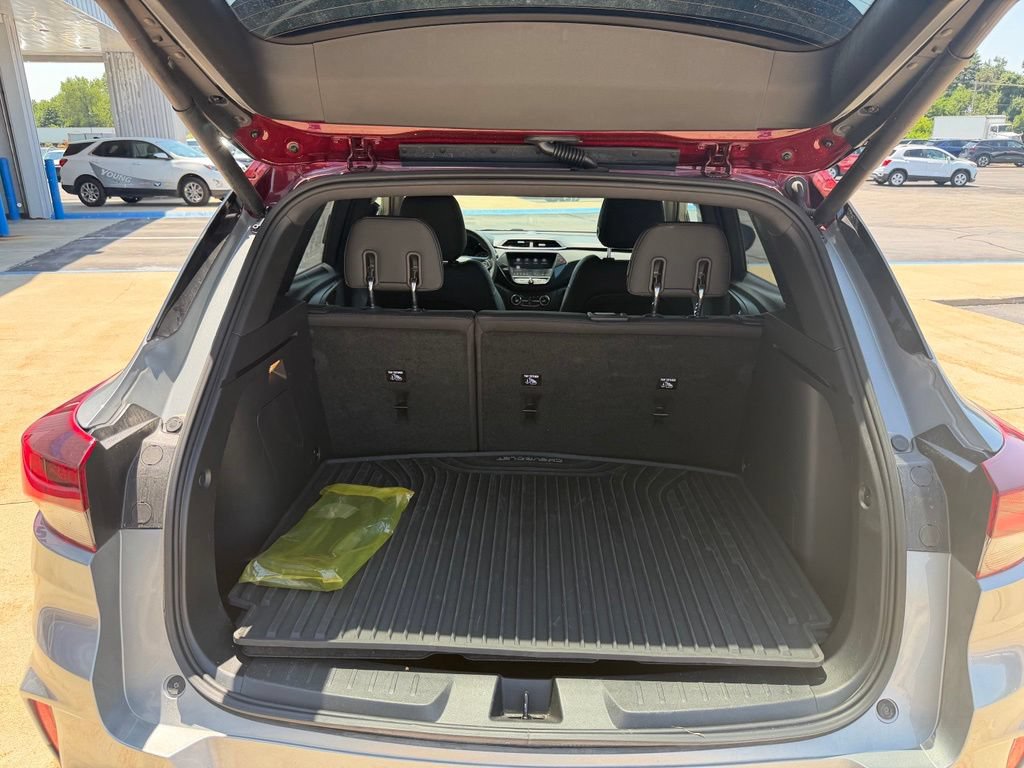 Used 2023 Chevrolet TrailBlazer RS w/ Sun and Liftgate Package AWD/4WD image 9