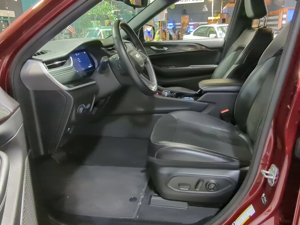 Used 2022 Jeep Grand Cherokee Altitude AWD/4WD image 15