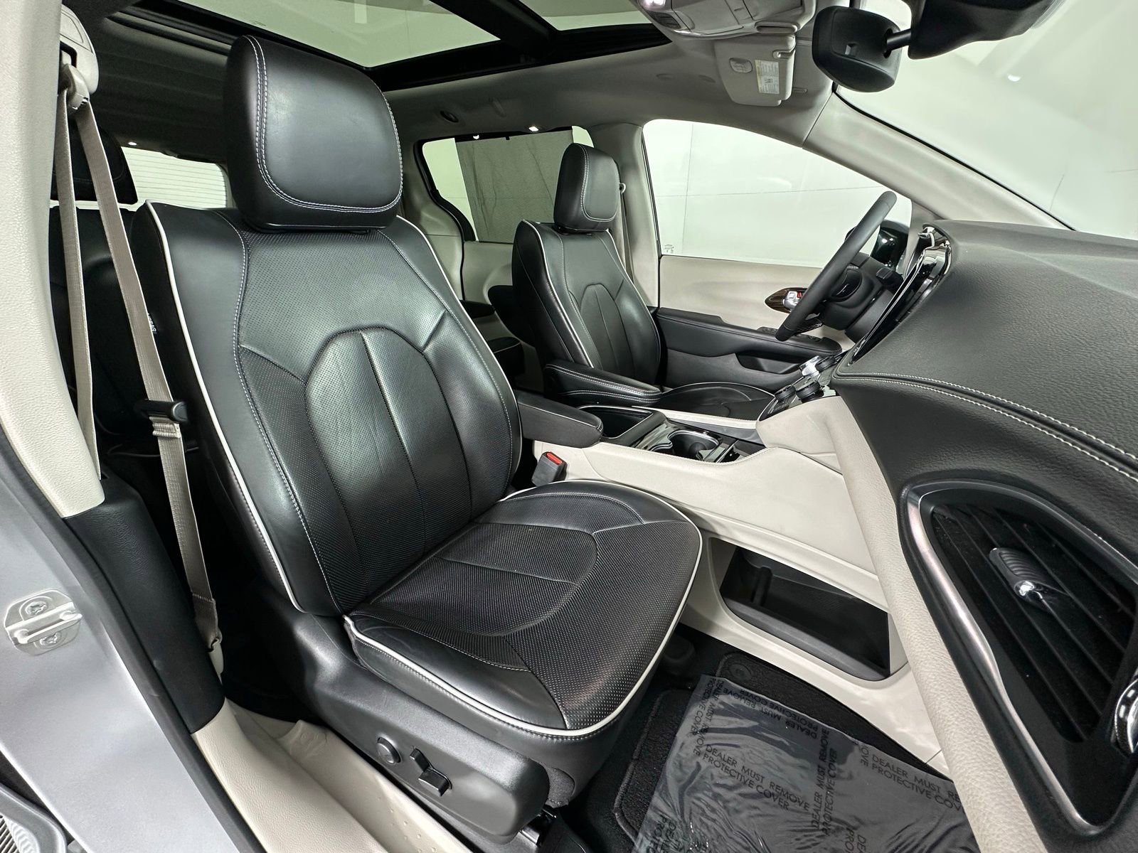 Used 2024 Chrysler Pacifica Limited image 7