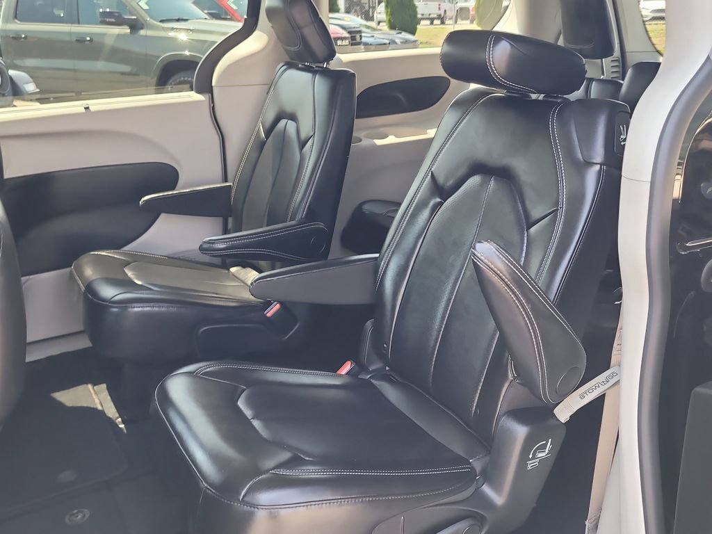 Used 2024 Chrysler Pacifica Touring-L image 11