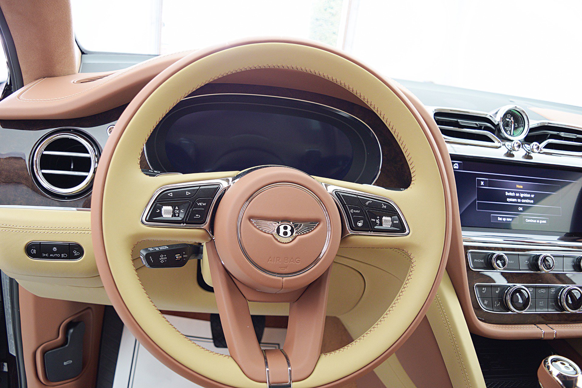 Used 2024 Bentley Bentayga image 22