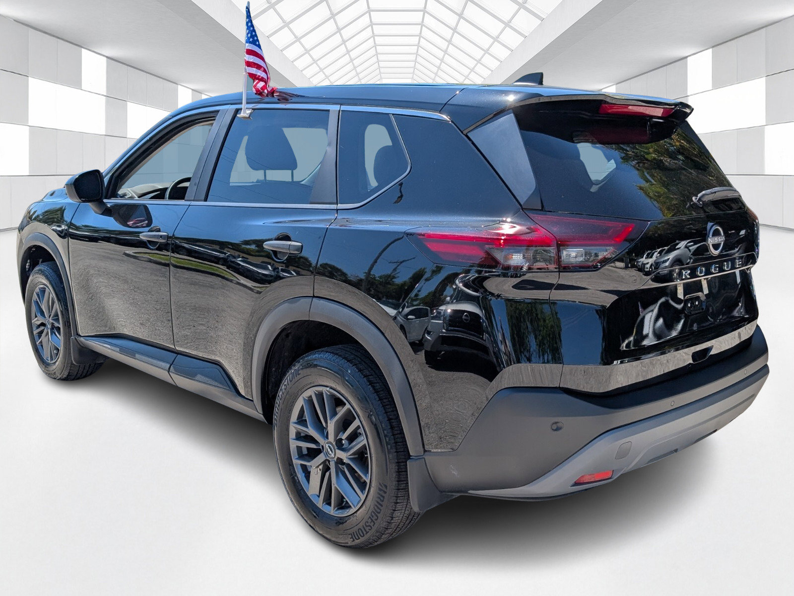 Used 2023 Nissan Rogue S FWD image 5