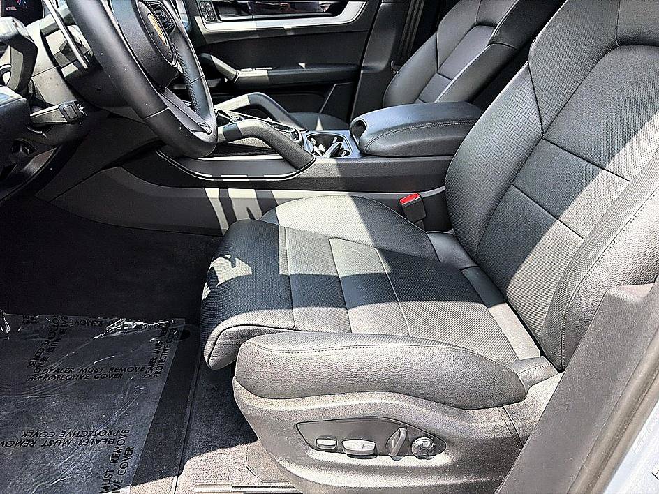 Used 2025 Porsche Cayenne AWD/4WD image 11