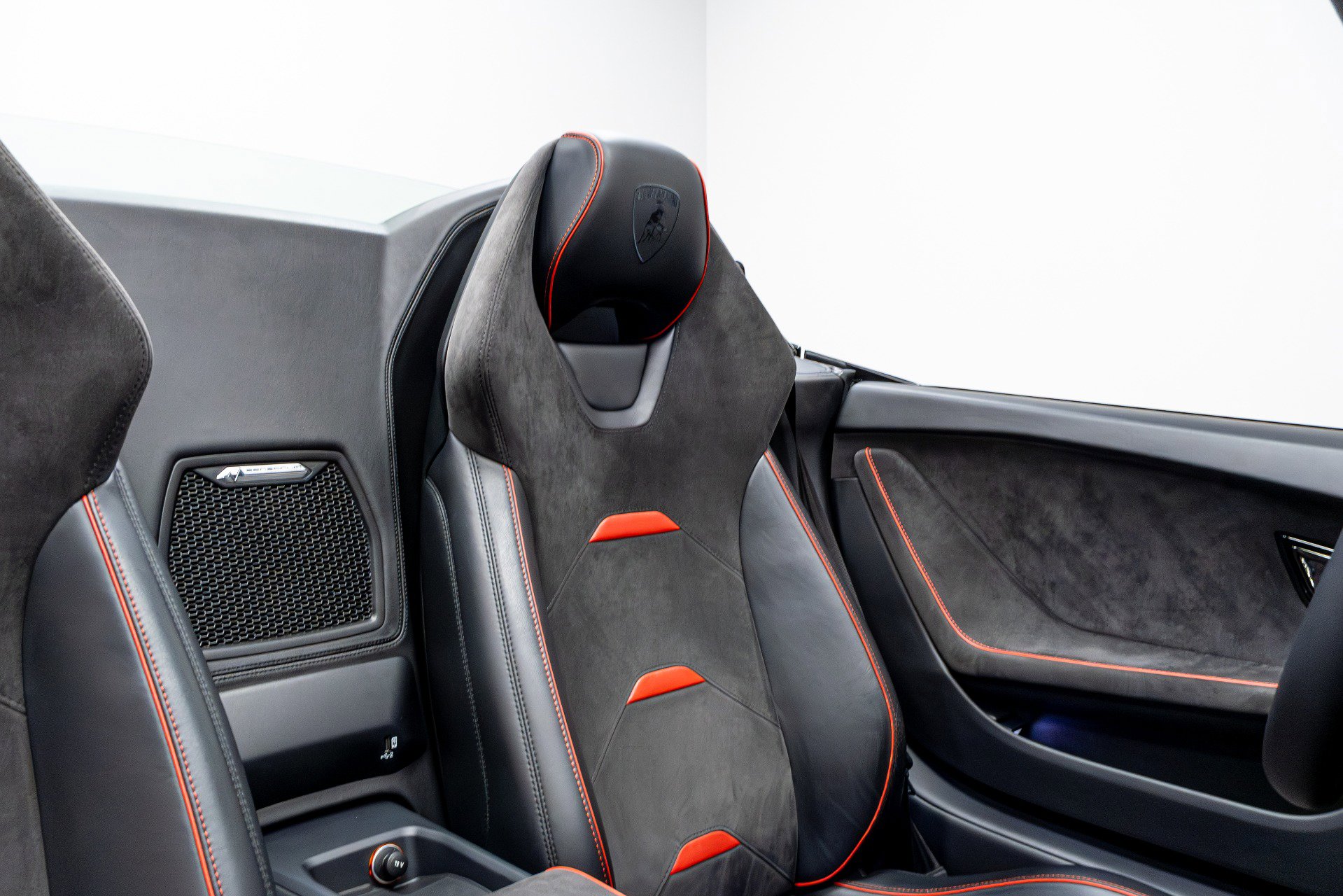 Used 2020 Lamborghini Huracan EVO image 25