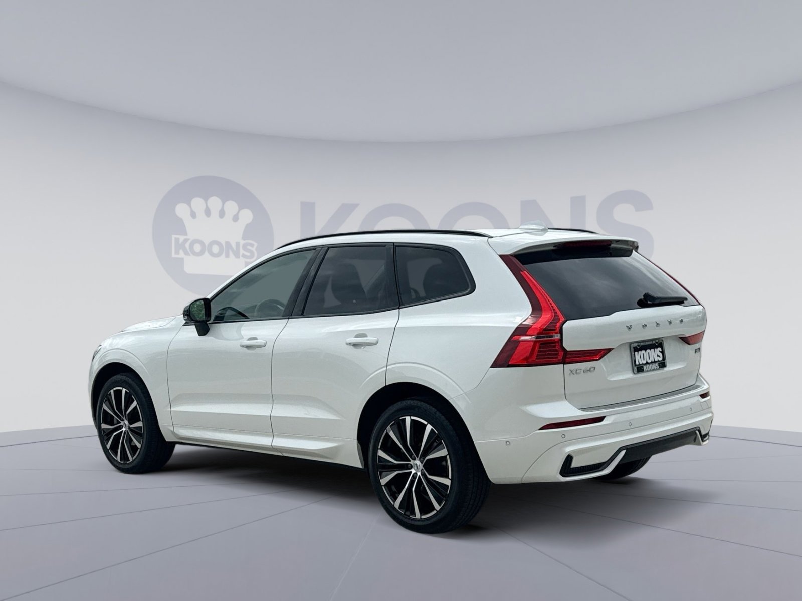Used 2024 Volvo XC60 B5 Plus w/ Protection Package Premier AWD/4WD image 4