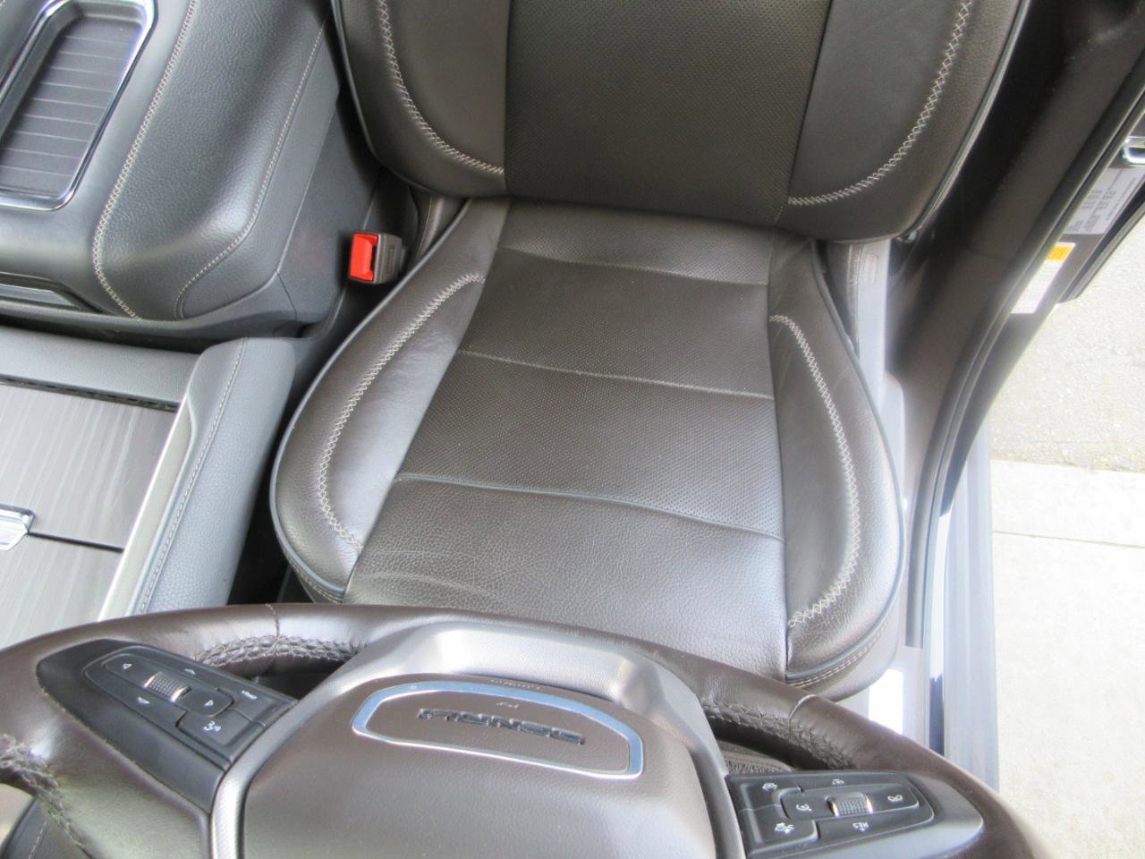 Used 2024 GMC Yukon Denali w/ Advanced Technology Package image 12