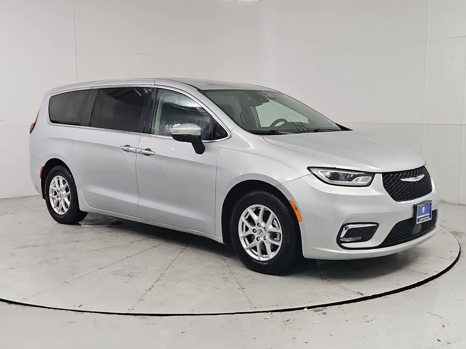 Used 2023 Chrysler Pacifica Touring-L FWD image 8