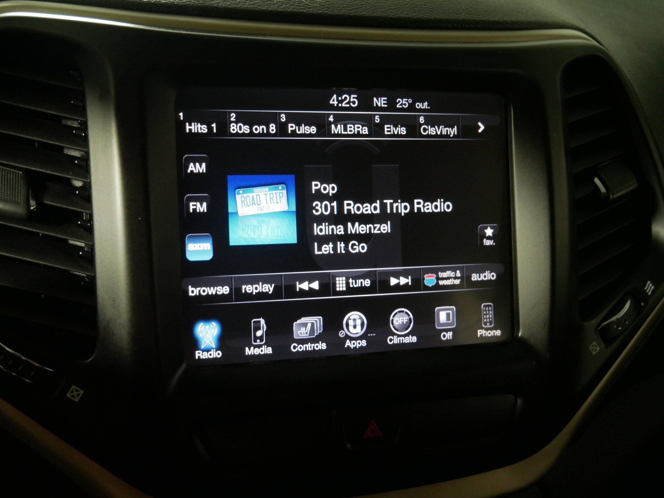 Used 2015 Jeep Cherokee Latitude w/ Comfort/Convenience Group image 22